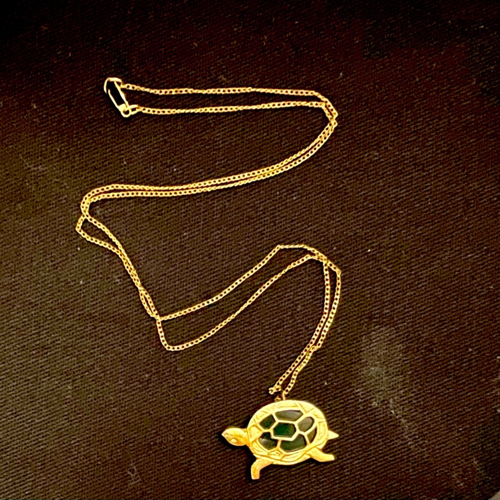12K gold filled turtle pendant & 18” 12K gold filled necklace.Vintage Tru Kay.